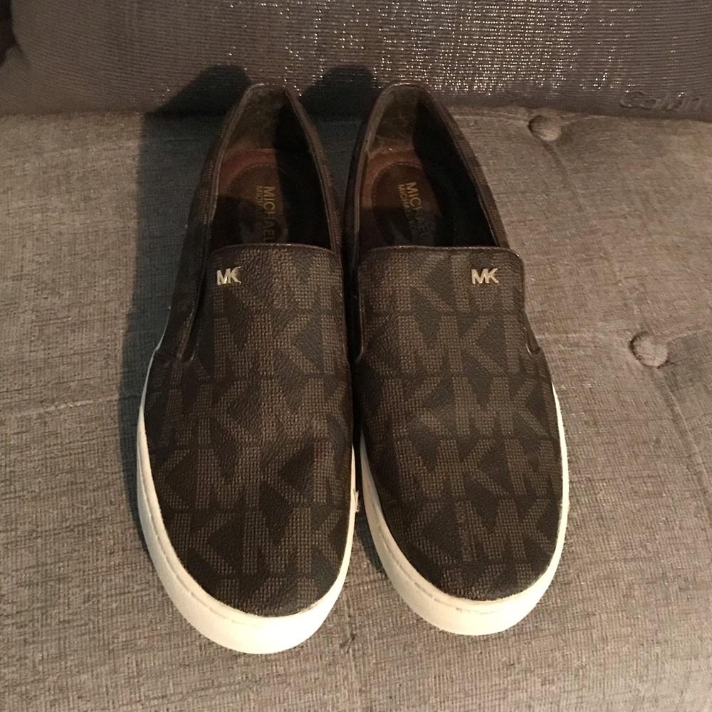 Michael Kors Signature Slide on shoe